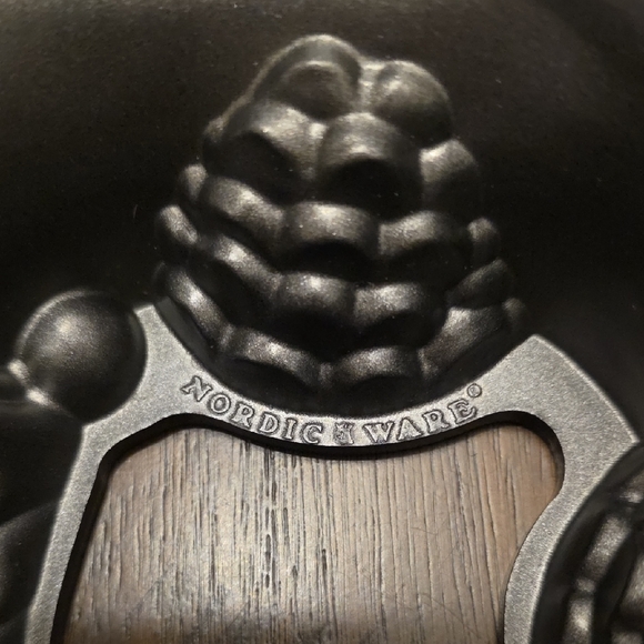 Nordic Ware Holiday Wreath Bundt Cake Pan Cast Aluminum USA - Picture 2 of 4